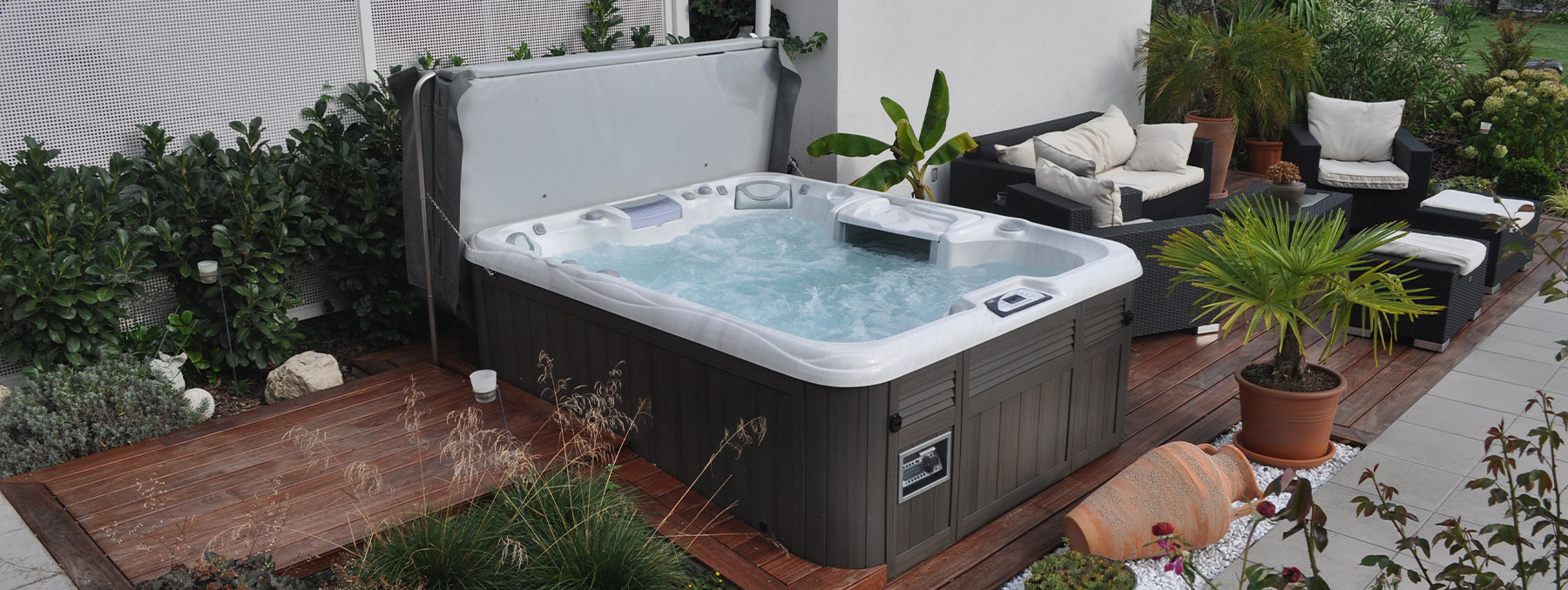 Explore Jacuzzi® Hot Tubs Features